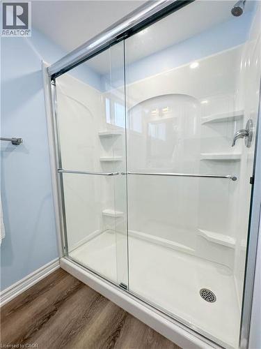 918 Upper Ottawa Street, Hamilton, ON - Indoor Photo Showing Bathroom