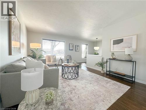 918 Upper Ottawa Street, Hamilton, ON - Indoor Photo Showing Living Room