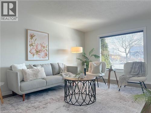 918 Upper Ottawa Street, Hamilton, ON - Indoor Photo Showing Living Room