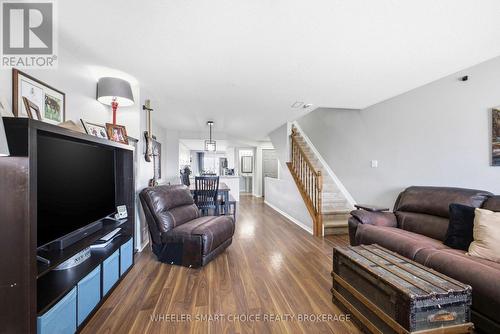 432 Hillsboro Private, Ottawa, ON - Indoor Photo Showing Living Room