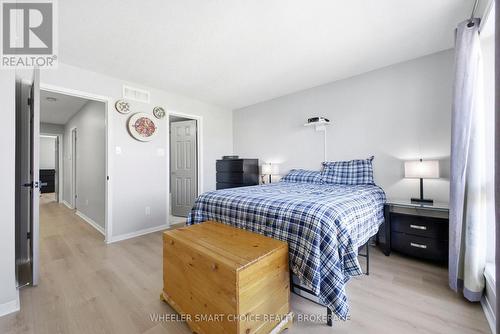432 Hillsboro Private, Ottawa, ON - Indoor Photo Showing Bedroom