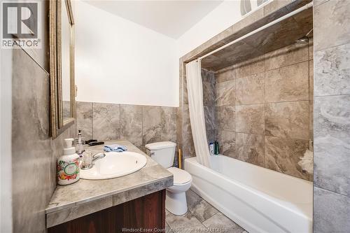 384 Detroit, Windsor, ON - Indoor Photo Showing Bathroom