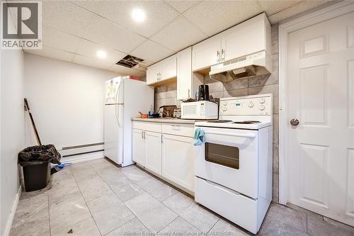 384 Detroit, Windsor, ON - Indoor Photo Showing Kitchen