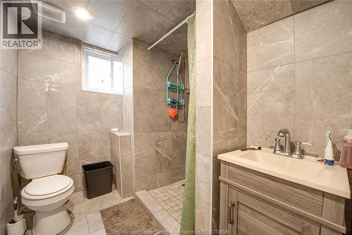 384 Detroit, Windsor, ON - Indoor Photo Showing Bathroom