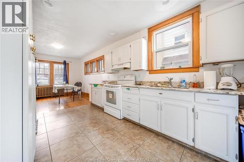 384 Detroit, Windsor, ON - Indoor Photo Showing Kitchen