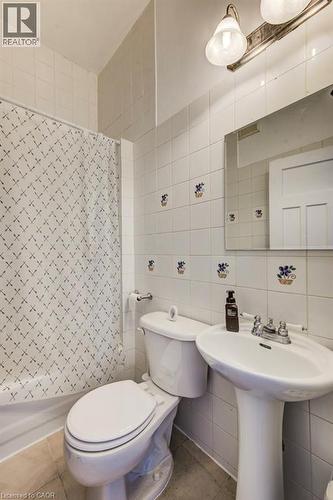 30 Brook Street, Cambridge, ON - Indoor Photo Showing Bathroom