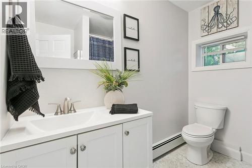 132 Queen Street W, Cambridge, ON - Indoor Photo Showing Bathroom