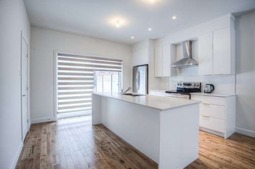 Kitchen - 213 Av. Mason, Pointe-Claire, QC - Indoor Photo Showing Kitchen With Upgraded Kitchen
