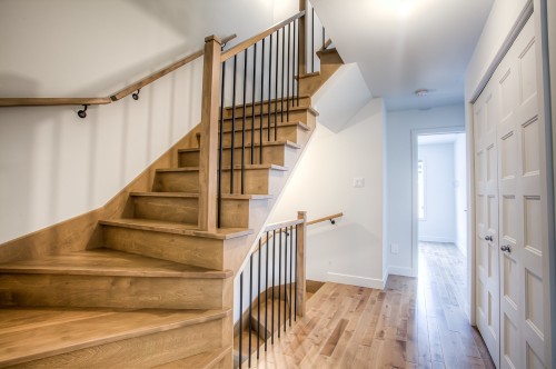 Staircase - 213 Av. Mason, Pointe-Claire, QC - Indoor Photo Showing Other Room