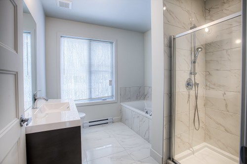 Bathroom - 213 Av. Mason, Pointe-Claire, QC - Indoor Photo Showing Bathroom