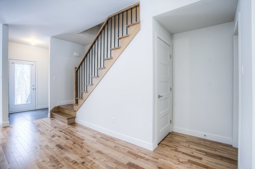 Staircase - 213 Av. Mason, Pointe-Claire, QC - Indoor Photo Showing Other Room