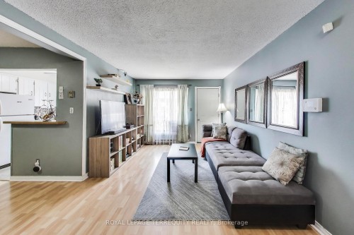88-1100 Oxford Street, Oshawa, ON - Indoor Photo Showing Living Room