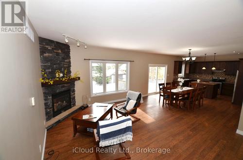 25 Rue Vanier, Tiny, ON - Indoor With Fireplace