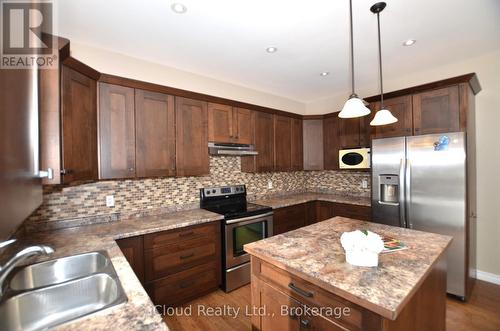 25 Rue Vanier, Tiny, ON - Indoor Photo Showing Kitchen With Double Sink With Upgraded Kitchen