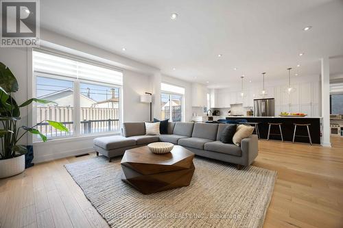 1330 Gull Crossing, Pickering, ON - Indoor Photo Showing Living Room