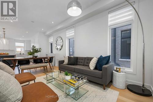 1330 Gull Crossing, Pickering, ON - Indoor Photo Showing Living Room