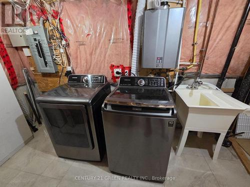 7314 Cork Tree Row, Mississauga, ON - Indoor Photo Showing Laundry Room