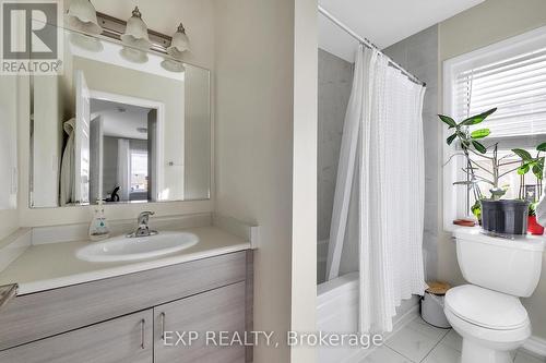 904 Apple Hill Lane, Kitchener, ON - Indoor Photo Showing Bathroom