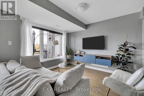 904 Apple Hill Lane, Kitchener, ON - Indoor Photo Showing Living Room