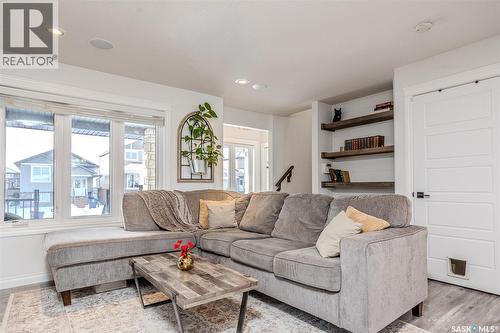 450 Kloppenburg Street, Saskatoon, SK - Indoor Photo Showing Living Room