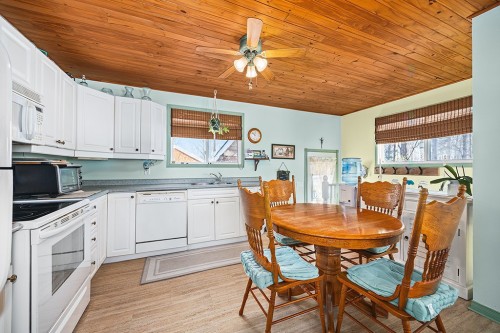 Cuisine - 4 Av. Edgewood, Bristol, QC - Indoor