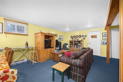 Salle familiale - 4 Av. Edgewood, Bristol, QC - Indoor