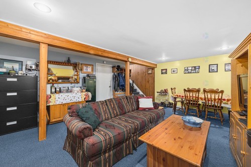 Salle familiale - 4 Av. Edgewood, Bristol, QC - Indoor