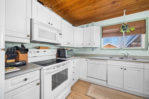 Cuisine - 4 Av. Edgewood, Bristol, QC - Indoor Photo Showing Kitchen With Double Sink