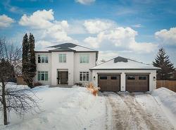 82 Hopwood DR  Winnipeg, MB R3P 0Z5