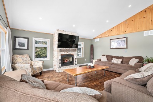 Salon - 184 Ch. Flood, Litchfield, QC - Indoor Photo Showing Living Room With Fireplace