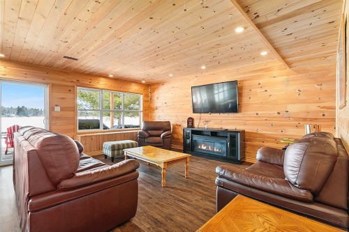 Salle familiale - 184 Ch. Flood, Litchfield, QC - Indoor Photo Showing Living Room With Fireplace