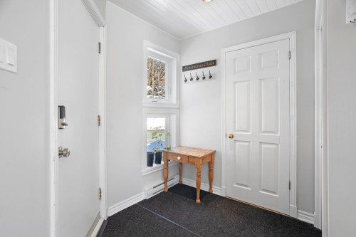 Hall d'entrée/Vestibule - 232 Ch. De Chambord, Saint-Adolphe-D'Howard, QC - Indoor Photo Showing Other Room