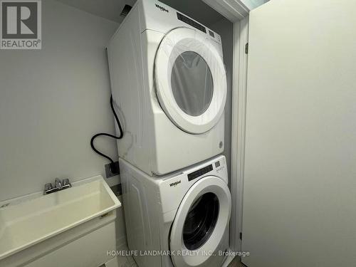 15 Kerns Lane, Richmond Hill, ON - Indoor Photo Showing Laundry Room