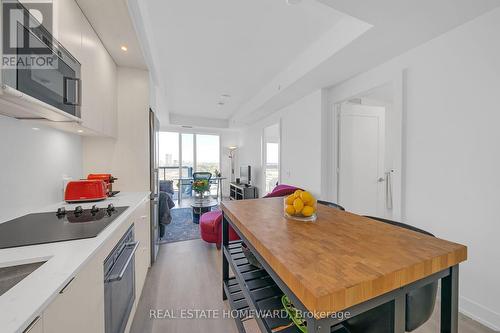 2039 - 20 Inn On The Park Drive, Toronto, ON - Indoor Photo Showing Kitchen