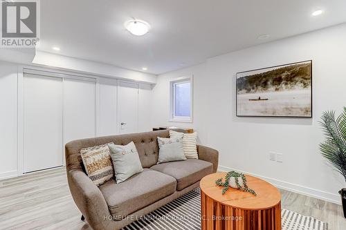 77 Jefferson Side Road, Richmond Hill, ON - Indoor Photo Showing Living Room