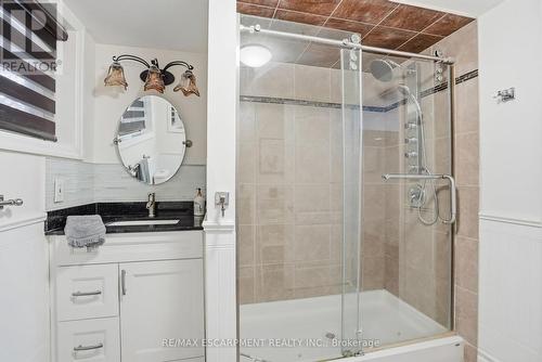 697 Lomond Crescent, Burlington, ON - Indoor Photo Showing Bathroom