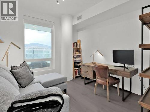 1191 Sunset Drive Unit# 401, Kelowna, BC - Indoor Photo Showing Bedroom