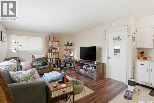 917 7Th Avenue N, Saskatoon, SK - Indoor Photo Showing Living Room
