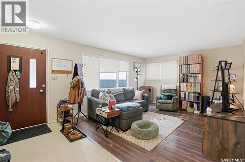 917 7Th Avenue N, Saskatoon, SK - Indoor Photo Showing Living Room
