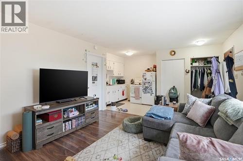 917 7Th Avenue N, Saskatoon, SK - Indoor Photo Showing Living Room