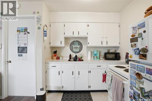 917 7Th Avenue N, Saskatoon, SK - Indoor Photo Showing Kitchen