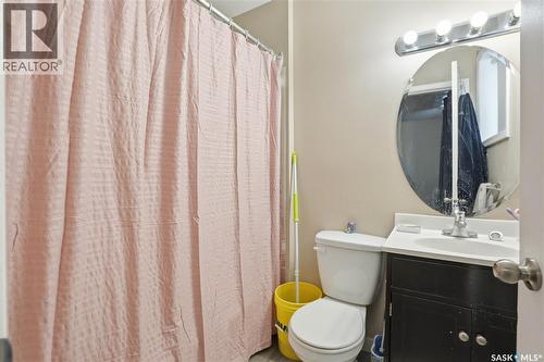 917 7Th Avenue N, Saskatoon, SK - Indoor Photo Showing Bathroom