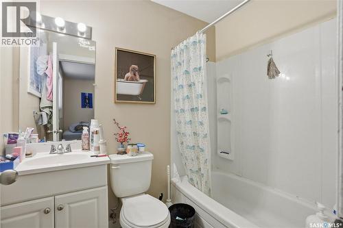 917 7Th Avenue N, Saskatoon, SK - Indoor Photo Showing Bathroom