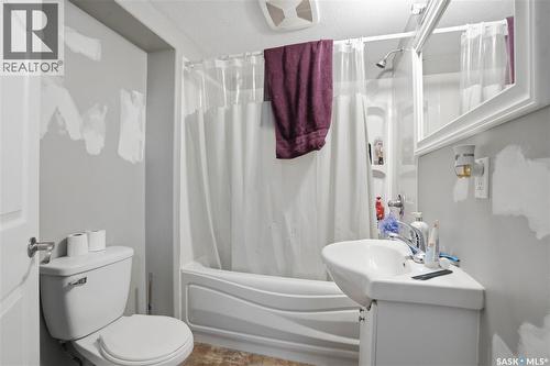 917 7Th Avenue N, Saskatoon, SK - Indoor Photo Showing Bathroom