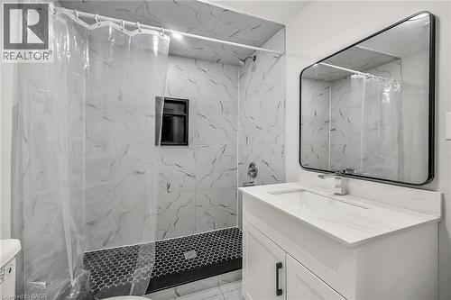 172 Sherman Avenue S, Hamilton, ON - Indoor Photo Showing Bathroom