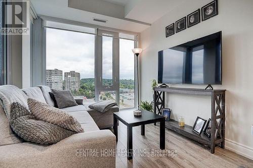 911A - 9608 Yonge Street, Richmond Hill, ON - Indoor Photo Showing Living Room