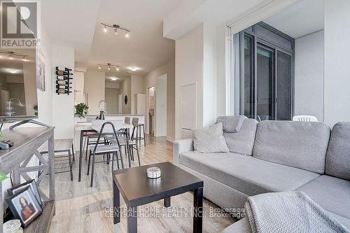 911A - 9608 Yonge Street, Richmond Hill, ON - Indoor Photo Showing Living Room