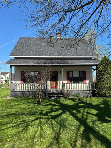 Façade - 331 Rue Masson, Sainte-Thècle, QC - Outdoor With Deck Patio Veranda