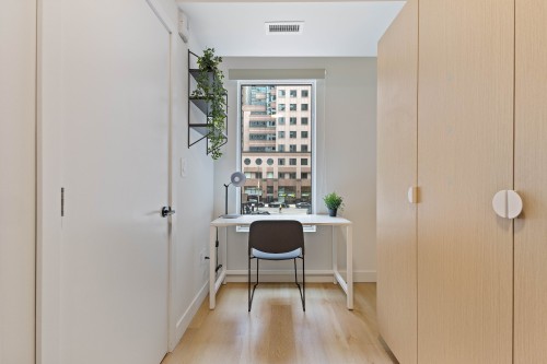 Bedroom - 402-2025 Rue Peel, Montréal (Ville-Marie), QC - Indoor Photo Showing Other Room