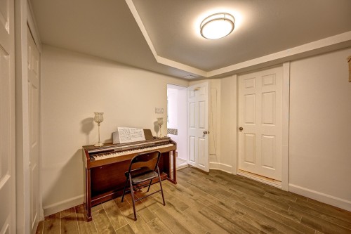 Boudoir - 441 Av. Portland, Mont-Royal, QC - Indoor